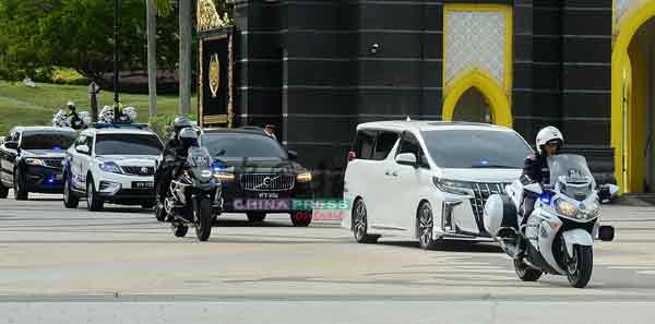 首相车队在下午4时44分离开国家王宫。