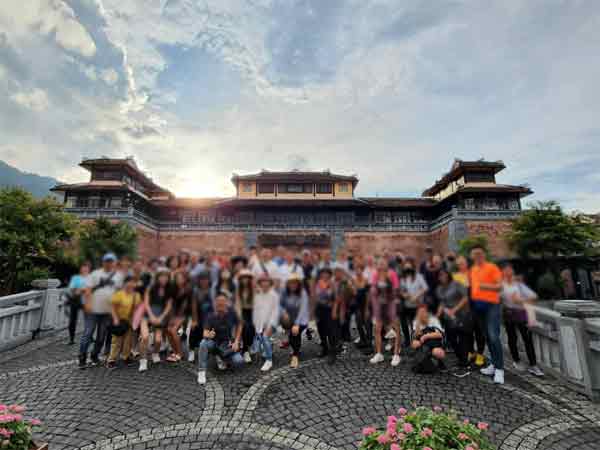 虾王也发布风波发生前后，他公司处理的旅游团团友拍的照片。