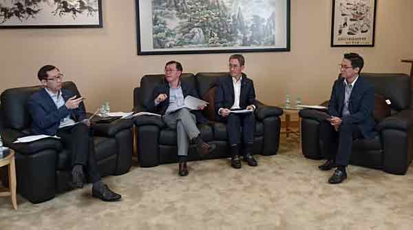 孔令龙(左起)、李兴裕及张国林点评2023年财政预算案。