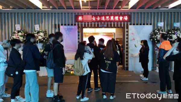 死者在台湾的亲朋好友纷纷到告别式现场送她最后一程。 照片来源：ETtoday