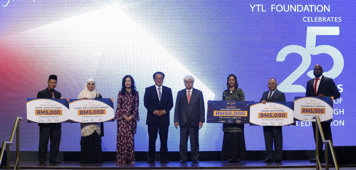 端姑慕力兹殿下（左5）亲自颁发奖项给予“大马教师奖”5强，左3起为周怀琳以及左4杨肃斌。