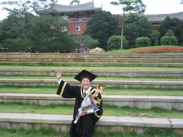 64岁那一年，爱薇终于圆了大学梦！ 此图摄于中国厦门大学芙蓉湖畔。
