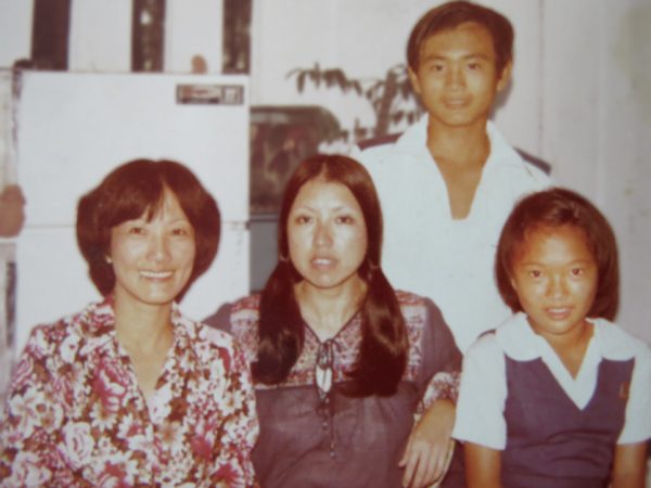 1981年，爱薇的乡间小屋迎来远方客人，那是与她有书信往来的台湾女作家三毛（中坐者）。