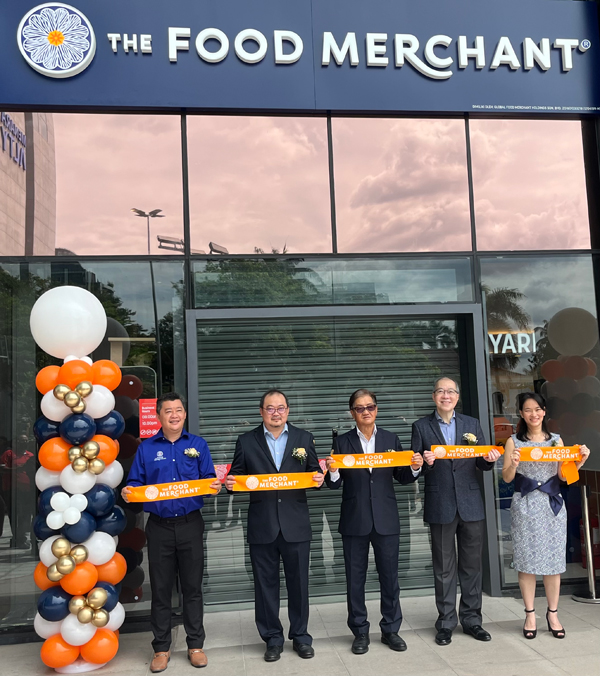 位于吉隆坡大使区的The Food Merchant已正式开张营业，左起为沈志豪、郭健基、陈德武、萧民伟及梁焙琴。