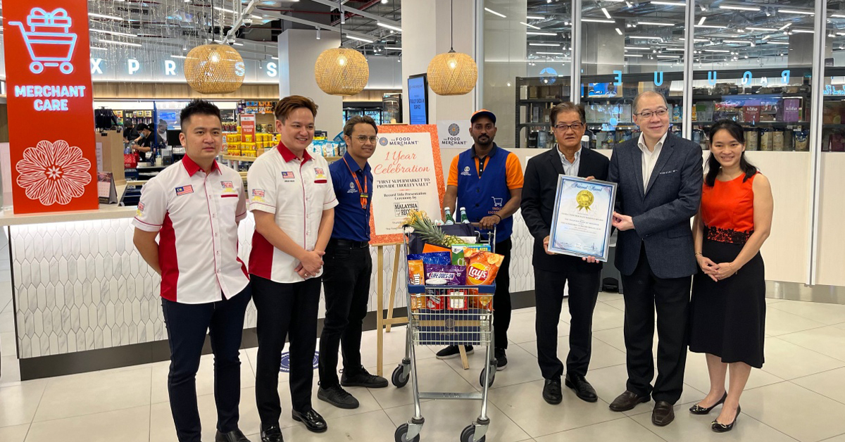 The Food Merchant迎接1周年庆，喜获“第一家提供手推车代客服务超市”马来西亚纪录大全！左起为黄程运、连耀辉、阿米鲁、陈德武、萧民伟及梁焙琴。