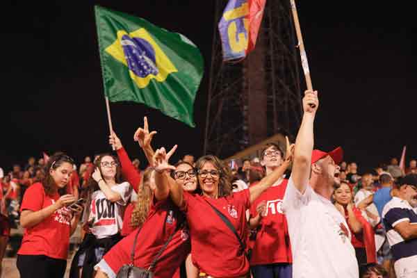 卢拉胜选后，支持者周日在巴西利亚集会热烈庆祝，现场气氛犹如嘉年华。（法新社）