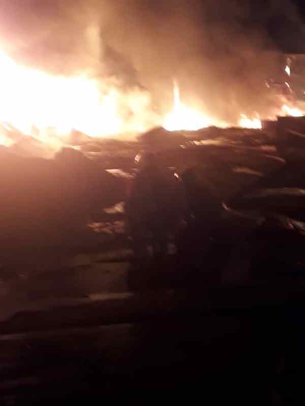 位于莎阿南哥文宁乌达玛工业区的回收站凌晨失火，点亮整片夜空，消拯员摸黑奋力灌救。