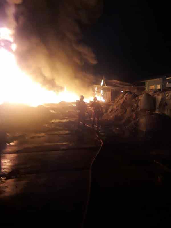 位于莎阿南哥文宁乌达玛工业区的回收站凌晨失火，点亮整片夜空，消拯员摸黑奋力灌救。