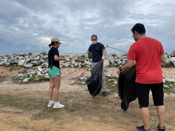 温慧茵参与了净滩活动在海边捡垃圾。