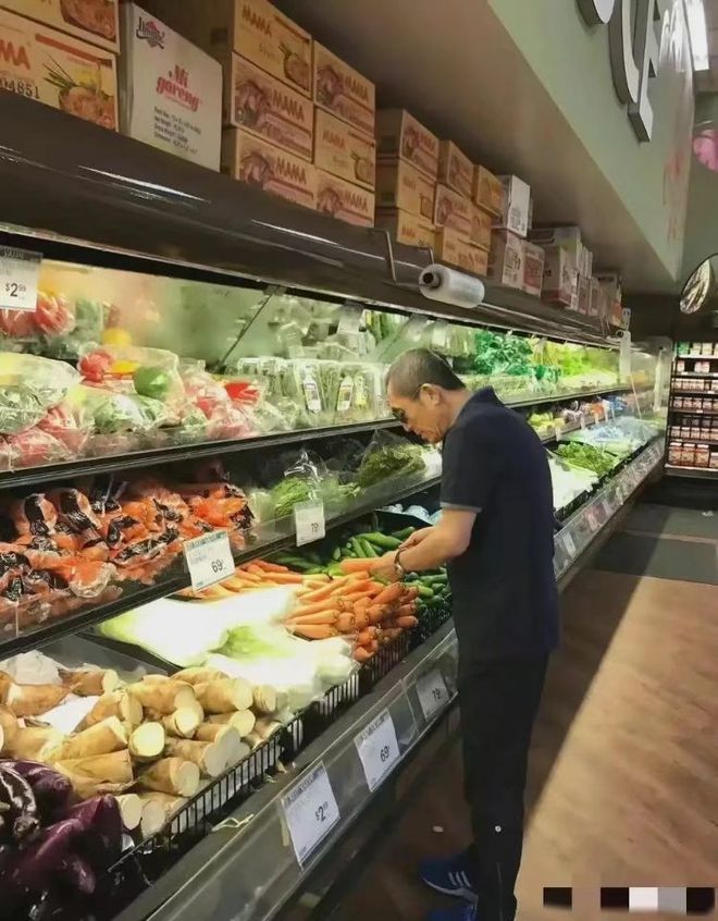 营销号爆料72岁张艺谋在美国超市买菜。