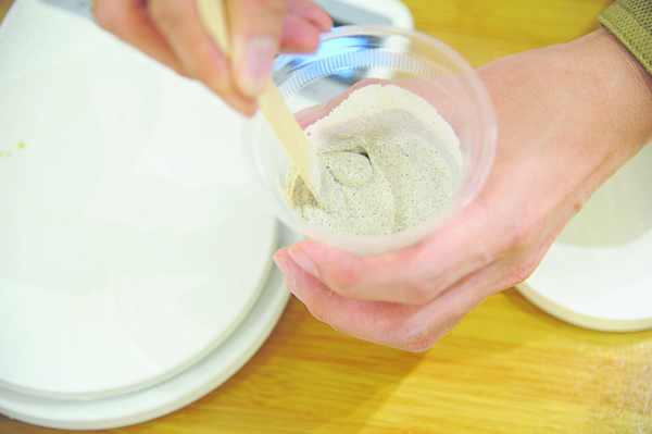 步骤1 硬化剂（10克）、树脂（20克）搅拌均匀1分钟，再加入细沙（60克）搅拌均成沙浆。