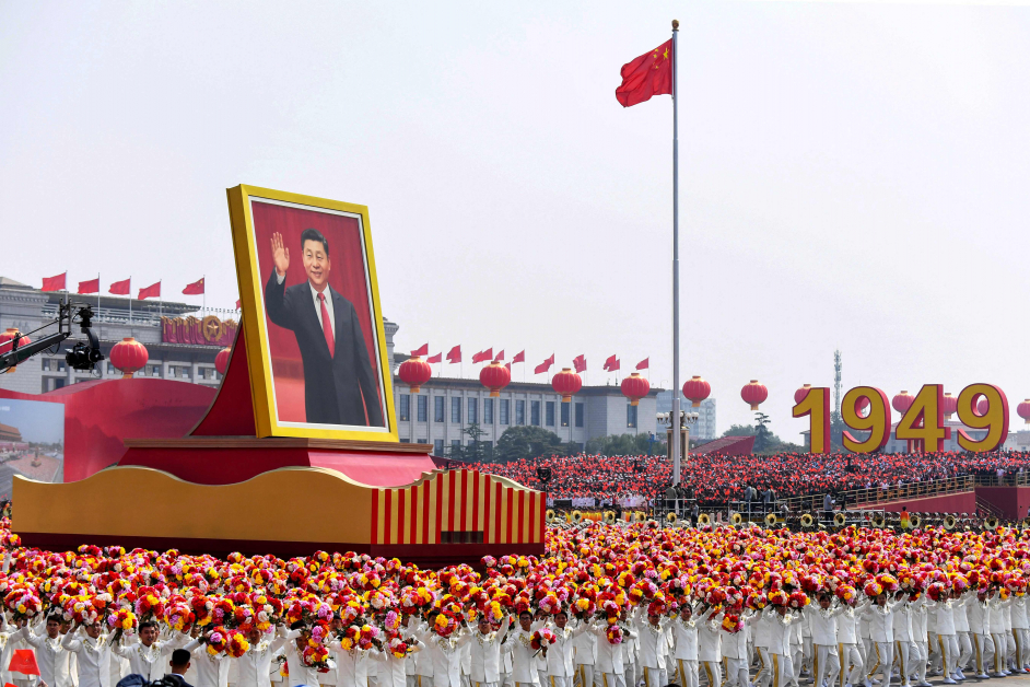载有习近平巨型肖像的花车，2019年10月1日在北京国庆阅兵期间经过天安门广场。