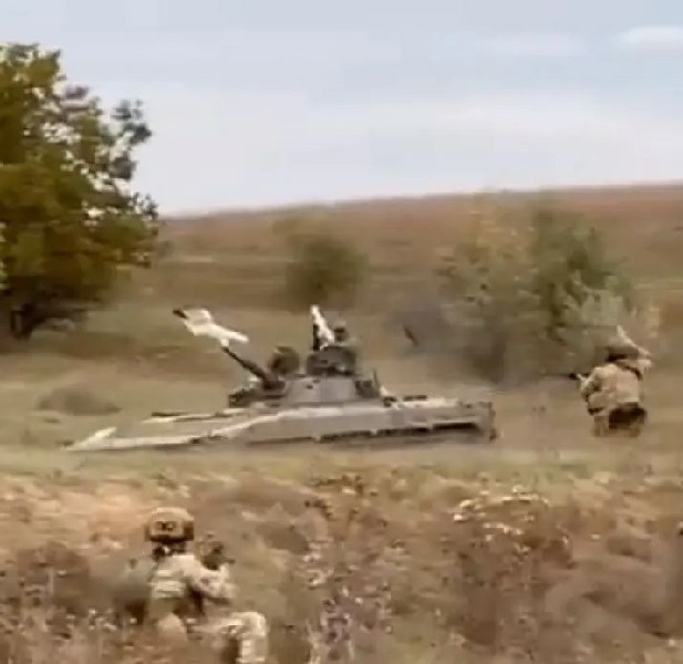 俄军坦克挂上了两面白旗。