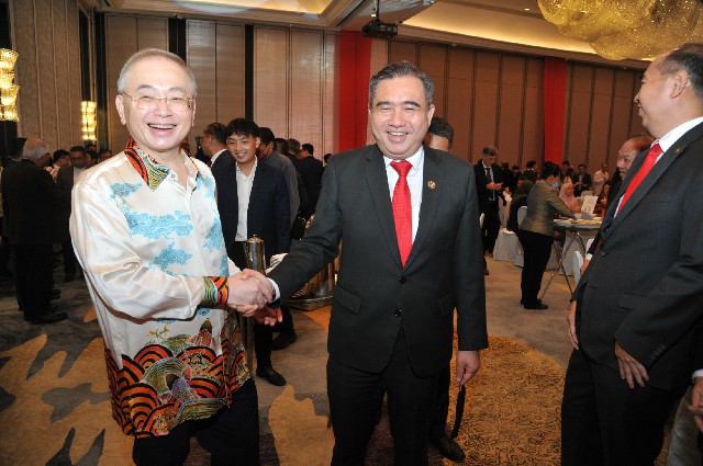 魏家祥（左）与交通部前部长兼行动党秘书长陆兆福，握手交流。