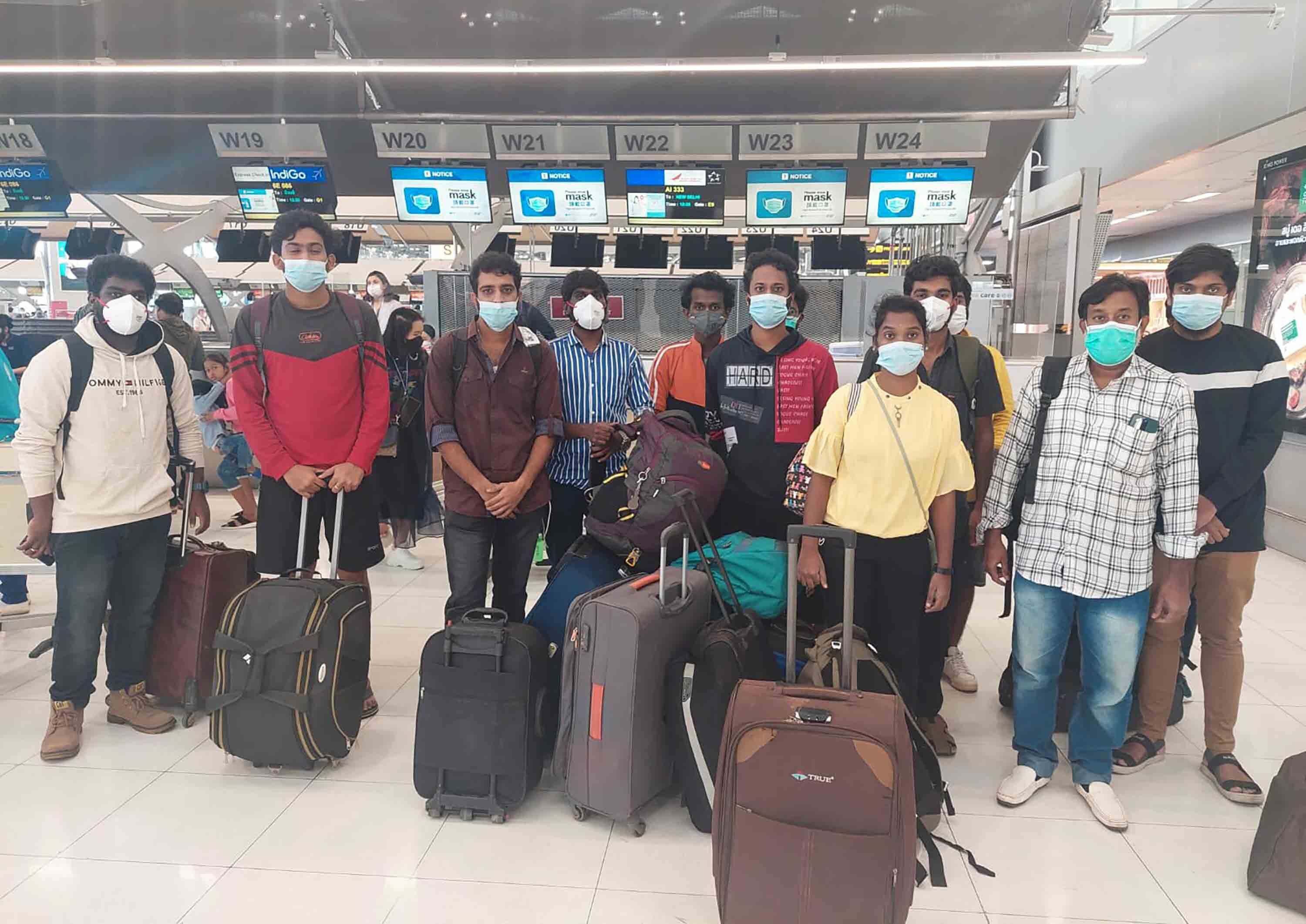 受骗到东南亚工作的印度部分民众获救后，5日抵达清奈机场。（美联社）