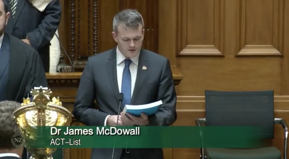 纽西兰国会议员 James McDowall 广东话读国会祷文。