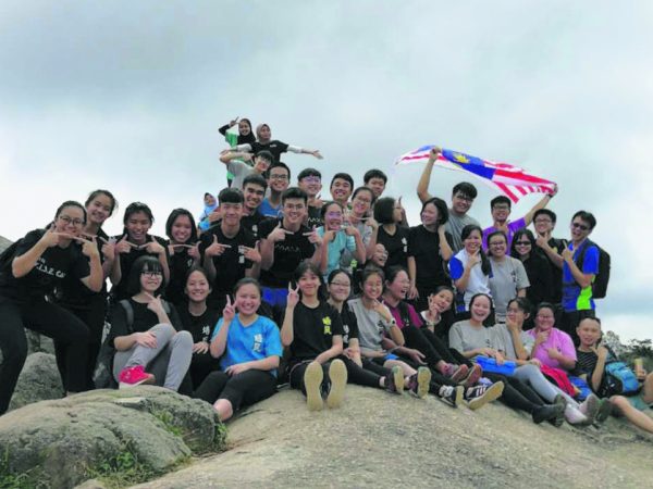 地理课户外教学爬Gunung Datuk，梁晶晶在前排右四。