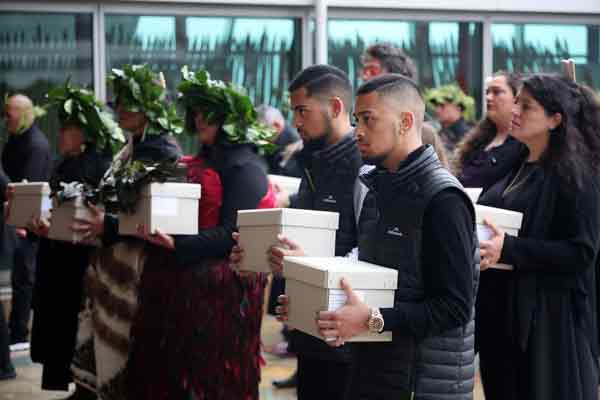 出席归还仪式的原住民后裔，周日捧着装有毛利人和莫里奥里人祖先遗骸的盒子。