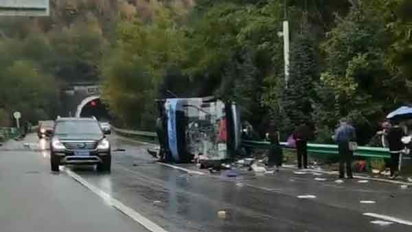 载有33人的巴士在西延高速公路，侧滑后翻覆。