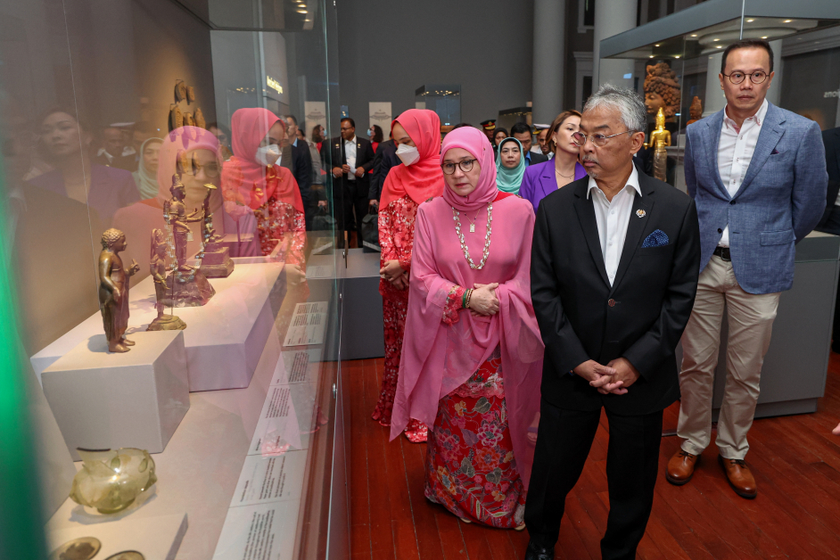 国家元首在亚洲文明博物馆内，欣赏深具历意义的短剑文物和佛像。