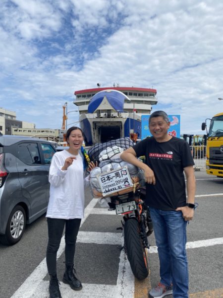 25岁的Chiharu桑来自福冈县，她一人骑着摩哆车环游全日本一年，第294天在佐渡岛与我相遇，成为好朋友。