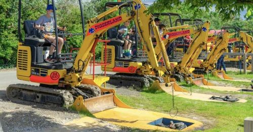 这主题乐园好奇怪  入园开挖土机填土