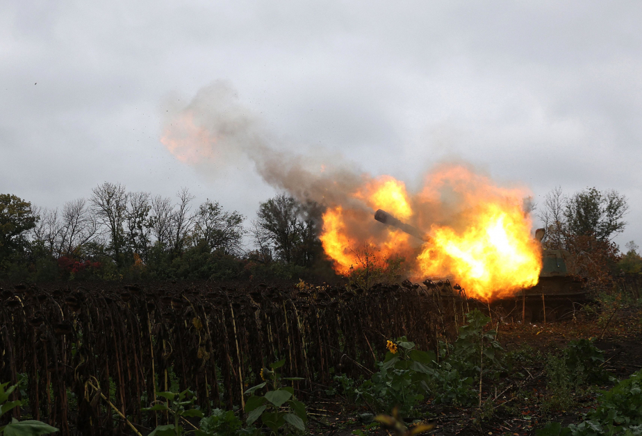 乌克兰军人周二在顿涅茨克向俄军发射自走式152毫米口径炮弹袭击。（法新社）