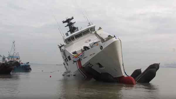  “敦法蒂玛”号在下水后船身剧烈左右摇晃，被网友误传险些沉船。