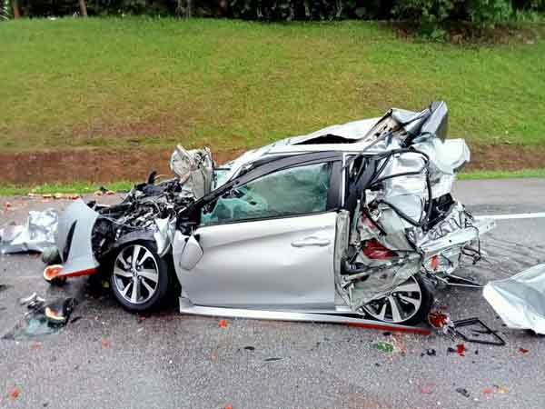涉及车祸的迈薇轿车几乎被撞成废铁，幸年轻华裔女司机受轻伤。