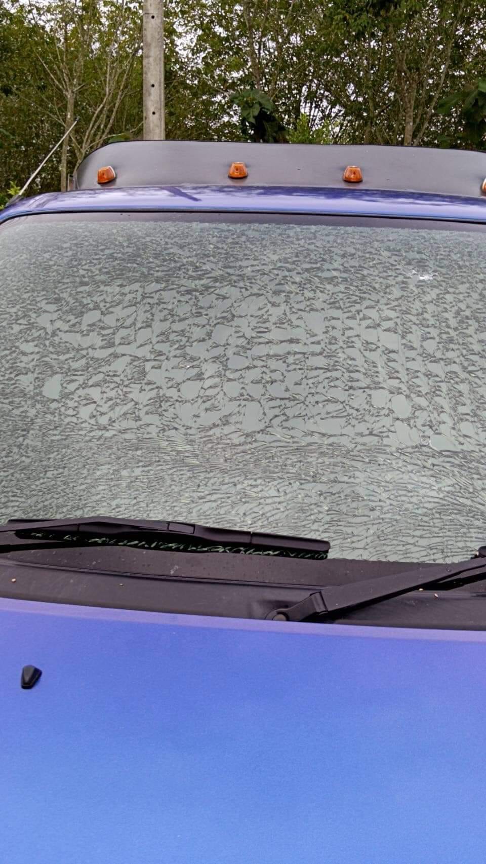 飞石溅起，击碎停放在泊车场上的轿车挡风玻璃。