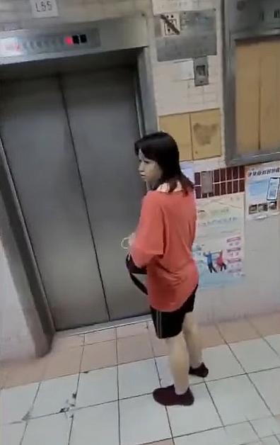 薛影仪去年9月在朗屏邨乘电梯没有佩戴口罩被街坊追击。 影片截图