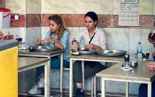 伊朗女子拉德（右）和朋友没戴头巾在咖啡厅吃早餐遭逮捕