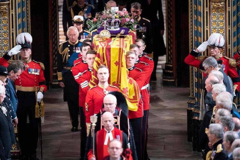 图为掷弹兵卫队在温莎城堡扛着女王棺木。（法新社）