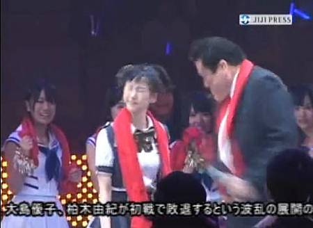 松井玲奈（左）曾在AKB48的猜拳大会上请猪木赏她巴掌，藉此帮队友打气。