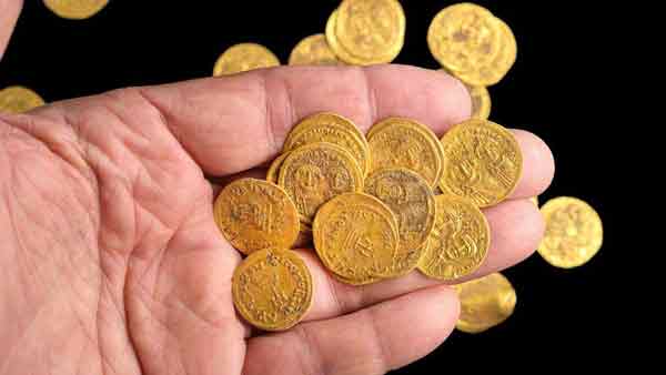 考古学家发现的纯金金币。