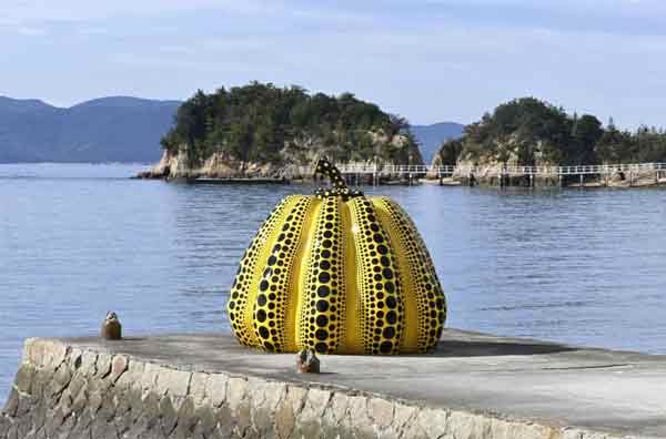 大型装置艺术“南瓜”经过重制加厚，周二在日本濑户内海的直岛上正式对外亮相。