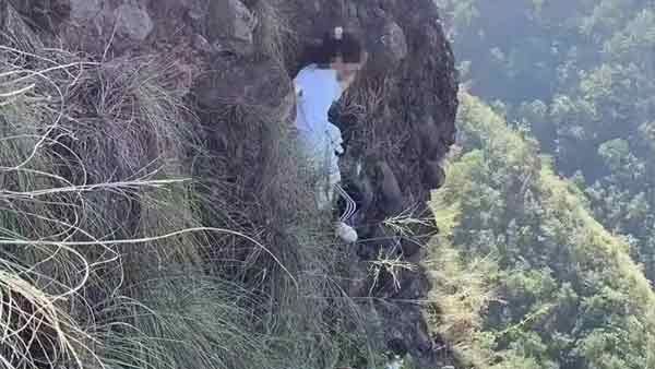 浙江两女孩被困海拔400余公尺悬崖。
