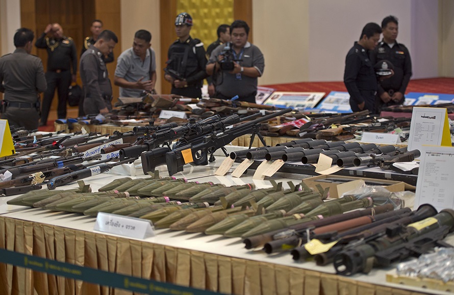 泰国政府在2014年收缴大量枪支及弹药和爆炸装置。（档案照）
