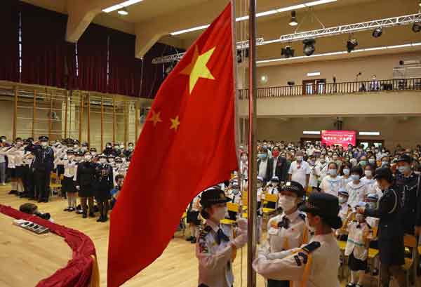 香港教育工作者联会黄楚标中学，在学校礼堂举行升旗仪式。