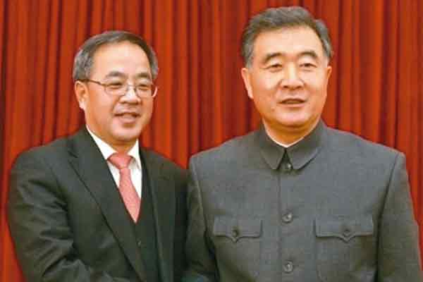 2012年12月汪洋（右）卸任广东省委书记 ，交棒胡春华。如今接任国务院总理两人呼声高。 