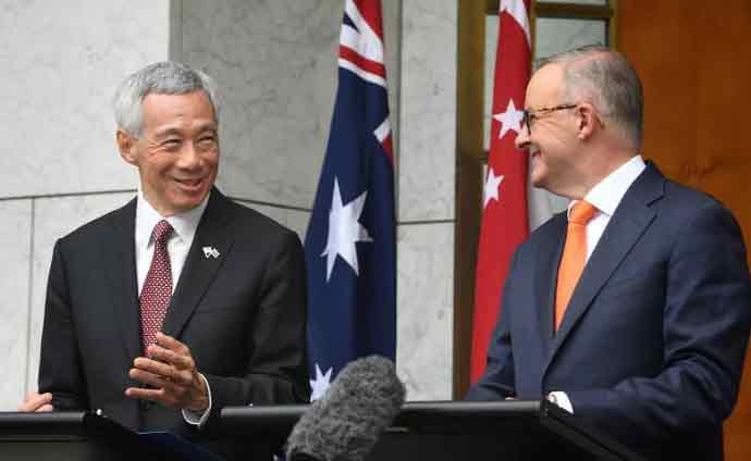 新加坡总理李显龙（左）周二在坎培拉同澳洲总理阿尔巴内塞召开联合记者会。