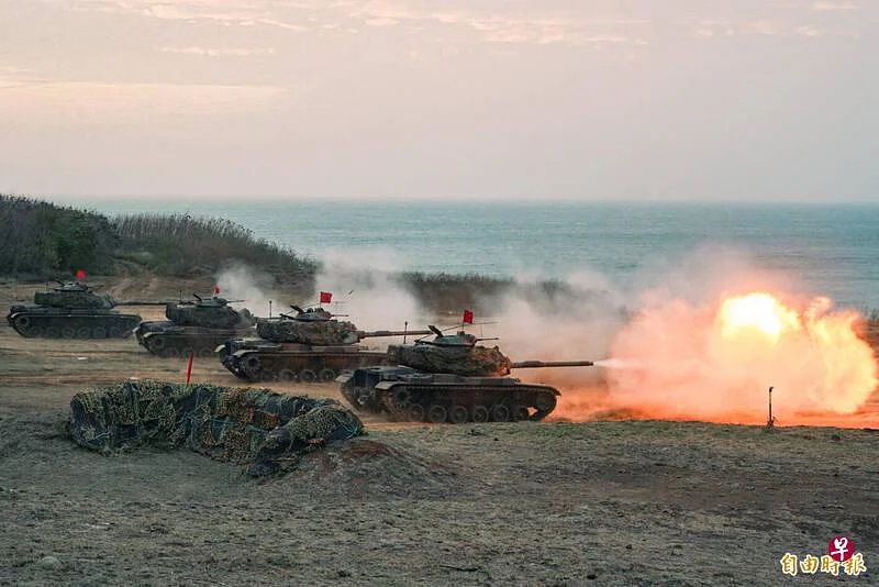 台湾陆军澎湖防卫指挥部周三清晨展开例行性“镇疆操演”军事演习，图为参加演练的M60A3战车。