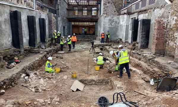 考古学家在酒吧工地进行挖掘工作。