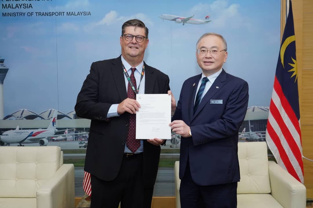 魏家祥（右）接领美国驻马大使馆，有关大马航空安全重返第一评级的信函。