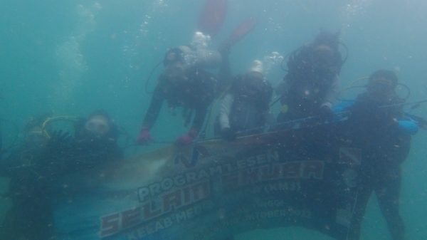 学员们潜入海底展示柔佛媒体俱乐部横幅，为期３天的潜水之旅圆满落幕。
