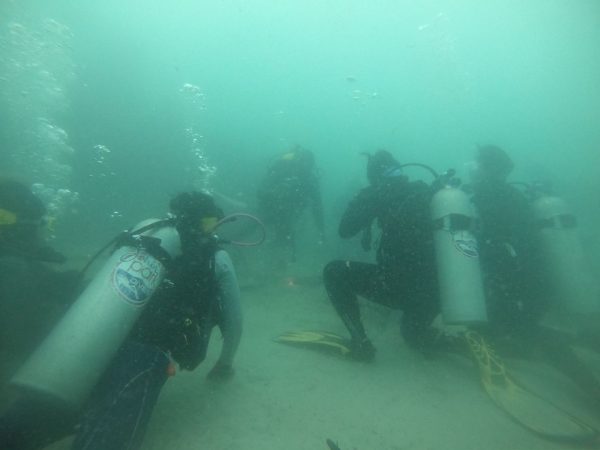 学员依照教练指示，在海底完成所有任务。