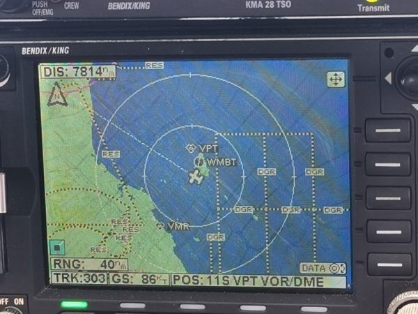 行仪表上设有卫星全方位导航，显示飞行的位置。