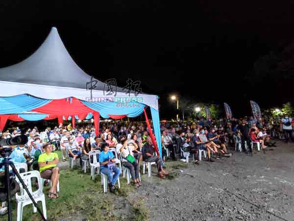 “Ayuh Malaysia”战车周六晚开抵槟岛新港区，当晚近200名观众聆听演说。
