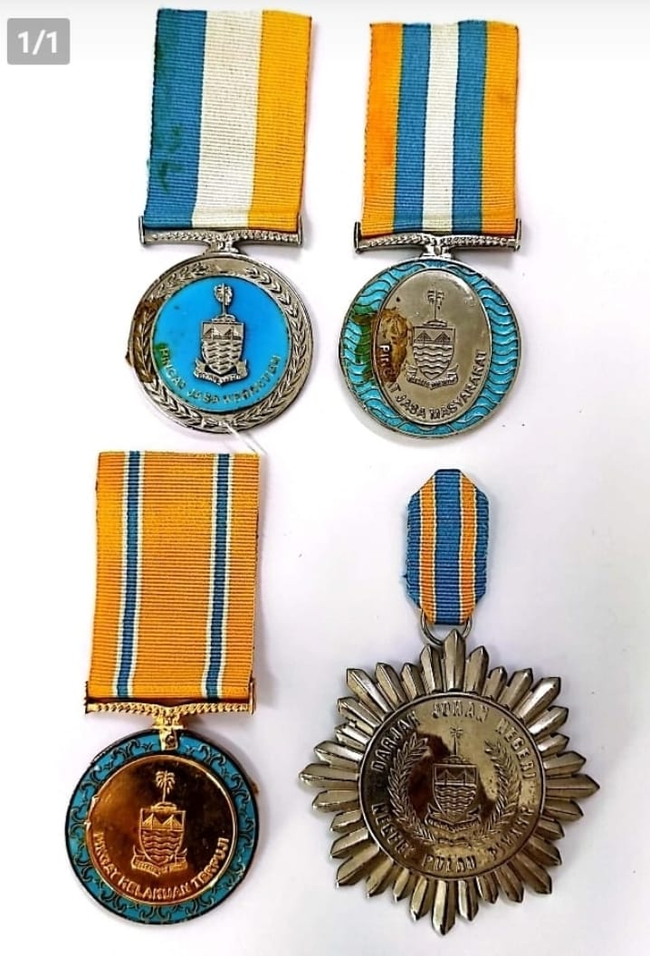 范清渊归还的勋章，包括PJM、PJK、PKT及DJN勋衔。（取自范清渊面子书）