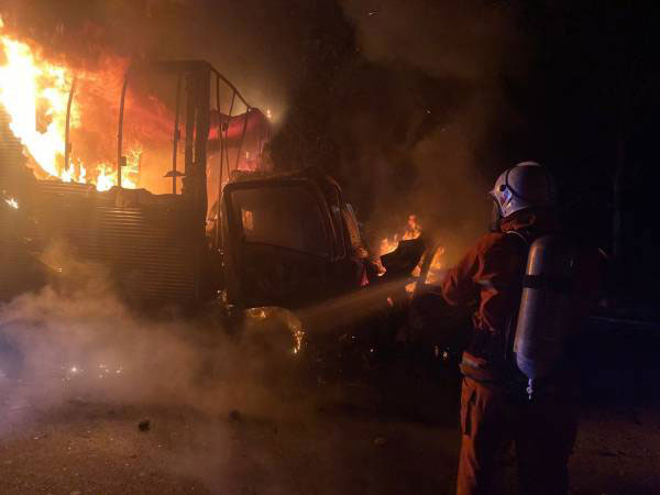 猛烈的火势将宝腾威拉轿车烧成火球。